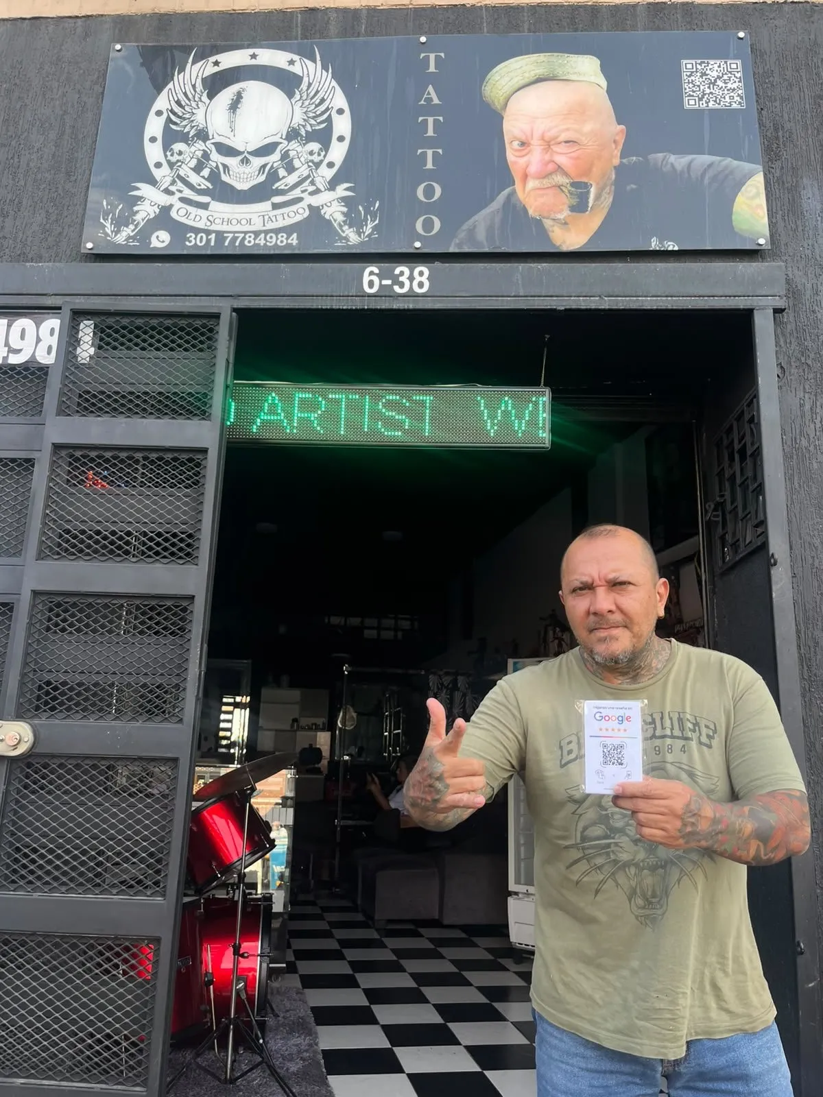 Old School Tattoo, estudio de tatuajes en Cali, con su tarjeta NFC de reseñas